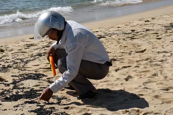 Xuất hiện chất lạ nghi hắc ín tại bờ biển Quảng Ngãi - Anh 1