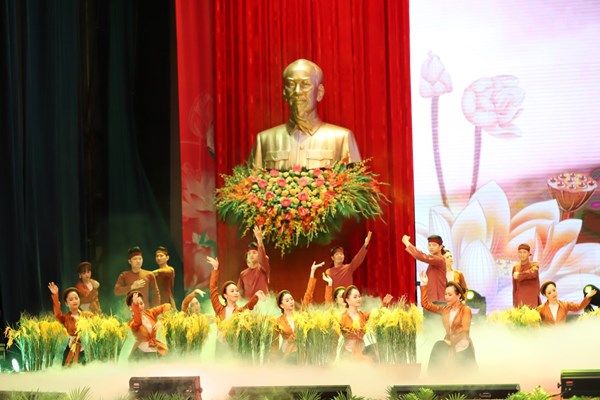 Mỗi bước đi lên của cách mạng Việt Nam gắn liền với công lao to lớn của Chủ tịch Hồ Chí Minh - Anh 8