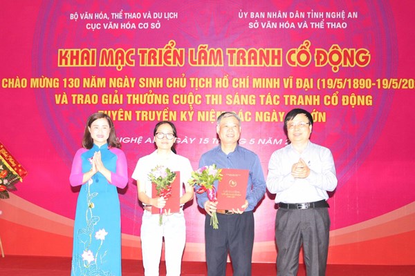 Bộ VHTTDL trao giải sáng tác tranh cổ động về Bác Hồ tại Nghệ An - Anh 2
