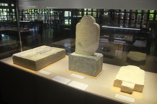 Những hiện vật dưới thời vua Gia Long được giới thiệu tại triển lãm - Anh 1