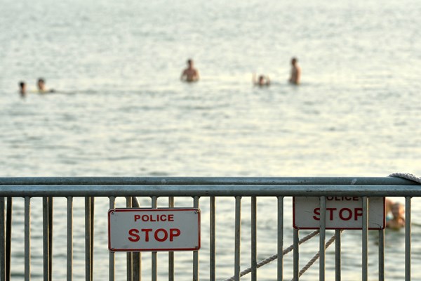 Hà Nội: Người dân mạo hiểm “vượt rào” hóng gió, tắm giải nhiệt tại Hồ Tây - Anh 3