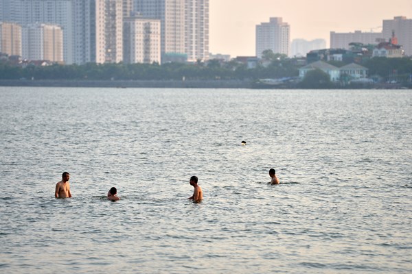 Hà Nội: Người dân mạo hiểm “vượt rào” hóng gió, tắm giải nhiệt tại Hồ Tây - Anh 8