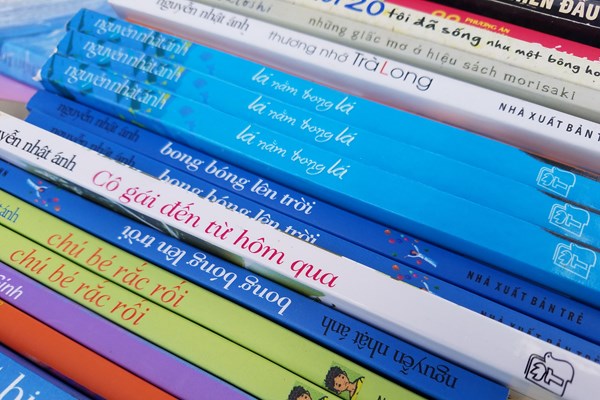 Hội chợ sách xuyên Việt tại TP Huế: Vừa khai mạc đã bị đóng cửa vì... sách giả - Anh 1