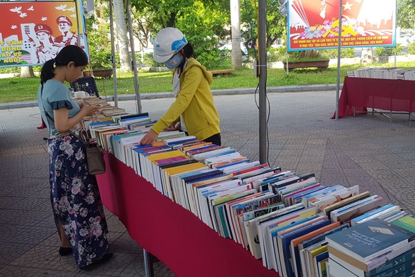 Hội chợ sách xuyên Việt tại TP Huế: Vừa khai mạc đã bị đóng cửa vì... sách giả - Anh 2