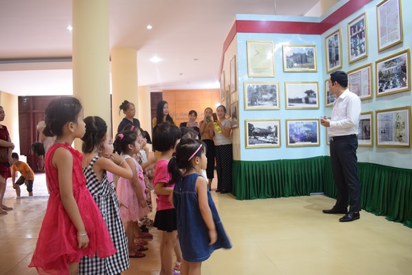 Triển lãm ảnh Chủ tịch Hồ Chí Minh với nhân dân Quảng Bình - Anh 1