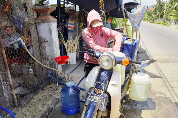 Sống cạnh nhà máy nước sạch, hàng nghìn hộ dân ở Bình Định vẫn khát: Cứ từ từ rồi nước sẽ về... - Anh 2