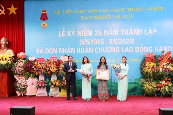 Kỷ niệm 35 năm thành lập, Báo Người Hà Nội đón nhận Huân chương Lao động Hạng Ba - Anh 1