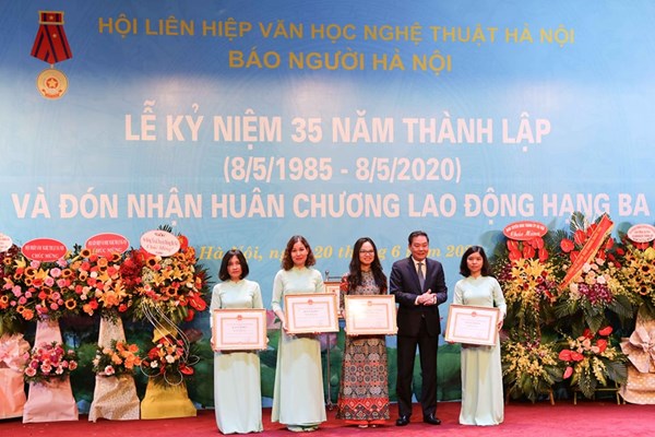 Kỷ niệm 35 năm thành lập, Báo Người Hà Nội đón nhận Huân chương Lao động Hạng Ba - Anh 2