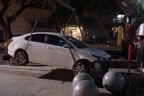 Đà Nẵng: Tai nạn giao thông khiến cửa kính tòa nhà Trung tâm hành chính vỡ nát - Anh 1