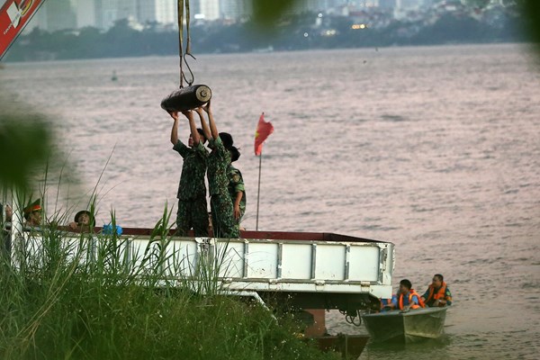 Trục vớt an toàn quả bom nằm dưới sông Hồng gần cầu Long Biên - Anh 10
