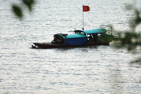 Trục vớt an toàn quả bom nằm dưới sông Hồng gần cầu Long Biên - Anh 3