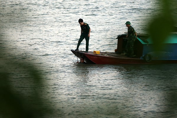 Trục vớt an toàn quả bom nằm dưới sông Hồng gần cầu Long Biên - Anh 6