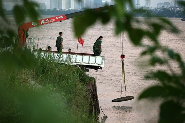Trục vớt an toàn quả bom nằm dưới sông Hồng gần cầu Long Biên - Anh 7