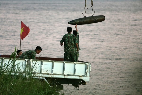 Trục vớt an toàn quả bom nằm dưới sông Hồng gần cầu Long Biên - Anh 8