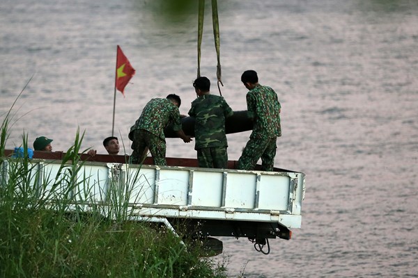 Trục vớt an toàn quả bom nằm dưới sông Hồng gần cầu Long Biên - Anh 9