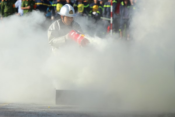 Thót tim xem cảnh sát PCCC phô diễn kỹ năng chữa cháy và cứu nạn, cứu hộ - Anh 7