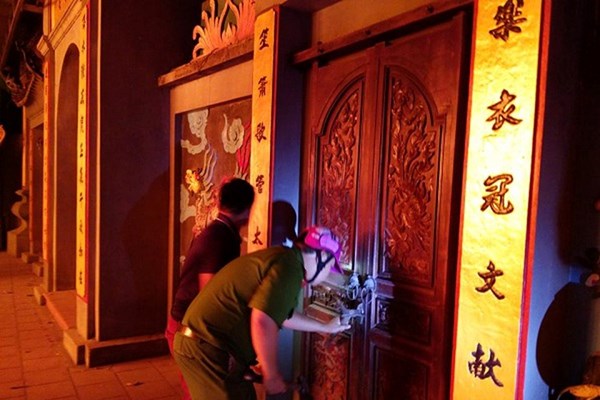 “Bà Hỏa” ghé thăm, hạng mục kiến trúc chính đền Lâm Du đã bị than hóa - Anh 2