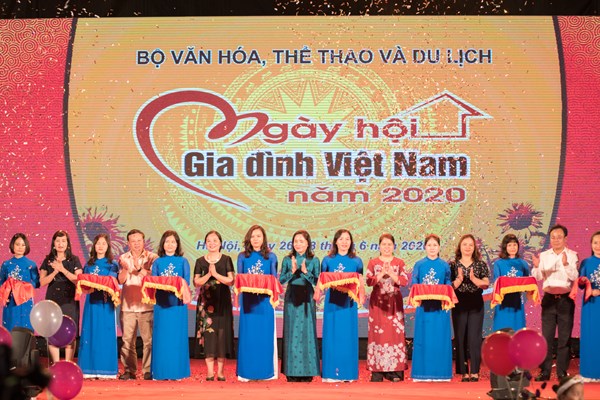 Tưng bừng Ngày hội Gia đình Việt Nam - Anh 2