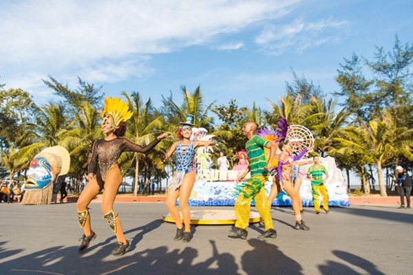 Sầm Sơn: Rực rỡ sắc màu Lễ hội Carnival đường phố - Anh 1