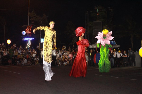 Sầm Sơn: Rực rỡ sắc màu Lễ hội Carnival đường phố - Anh 3