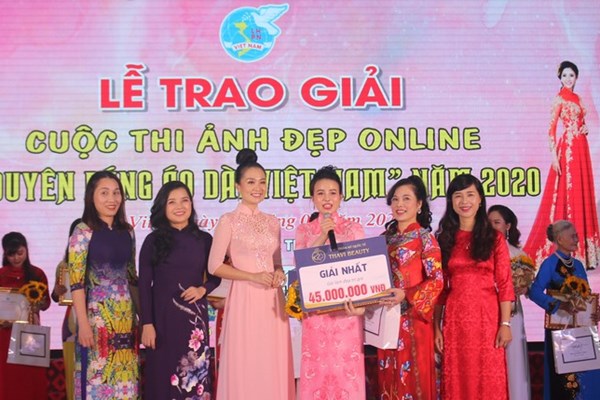 Nghệ An trao giải ảnh đẹp “Duyên dáng Áo dài Việt Nam” - Anh 1