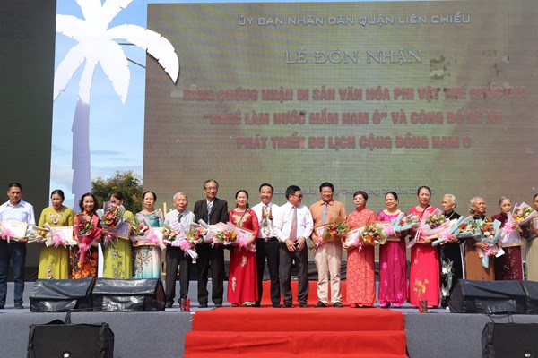 Đà Nẵng: Trao Bằng chứng nhận Di sản văn hóa phi vật thể quốc gia cho nghề làm nước mắm Nam Ô - Anh 2