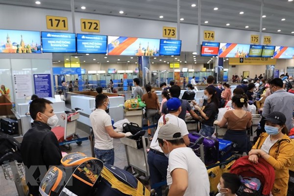 Tiếp tục đưa gần 300 công dân Việt Nam từ Nga trở về nước - Anh 1