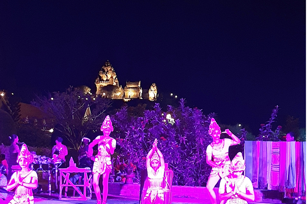 Xung quanh tổ chức tiệc tối trong Đêm hội tháp cổ ở Ninh Thuận: Cách xa khu vực tháp cổ hơn 1 km - Anh 1