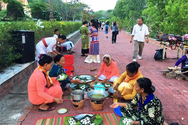 Xung quanh tổ chức tiệc tối trong Đêm hội tháp cổ ở Ninh Thuận: Cách xa khu vực tháp cổ hơn 1 km - Anh 4