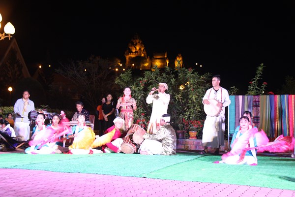 Xung quanh tổ chức tiệc tối trong Đêm hội tháp cổ ở Ninh Thuận: Cách xa khu vực tháp cổ hơn 1 km - Anh 2