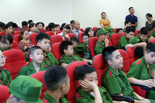 Các bạn nhỏ Thủ đô hào hứng tham gia chương trình “Học làm chiến sĩ Công an” - Anh 1