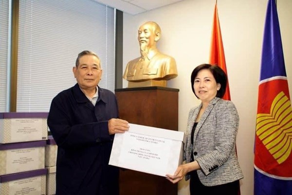 Tổng Lãnh sự quán Việt Nam tại Canada trao khẩu trang của Chính phủ tặng cộng đồng người Việt - Anh 1