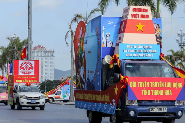 Diễu hành xe tuyên truyền cổ động về chủ quyền và phát triển bền vững biển, đảo Việt Nam - Anh 1