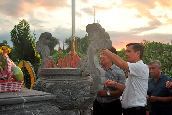 Bộ trưởng Nguyễn Ngọc Thiện viếng nghĩa trang liệt sĩ Đức Ninh, Quảng Bình - Anh 5