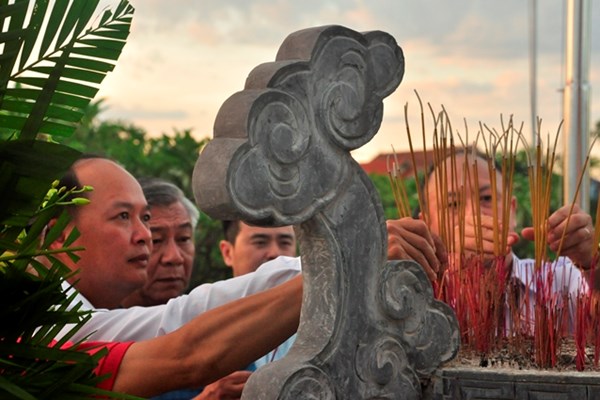 Bộ trưởng Nguyễn Ngọc Thiện viếng nghĩa trang liệt sĩ Đức Ninh, Quảng Bình - Anh 6