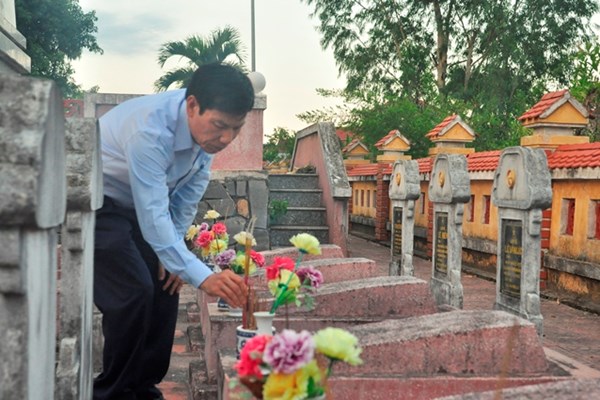 Bộ trưởng Nguyễn Ngọc Thiện viếng nghĩa trang liệt sĩ Đức Ninh, Quảng Bình - Anh 4