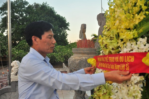 Bộ trưởng Nguyễn Ngọc Thiện viếng nghĩa trang liệt sĩ Đức Ninh, Quảng Bình - Anh 2