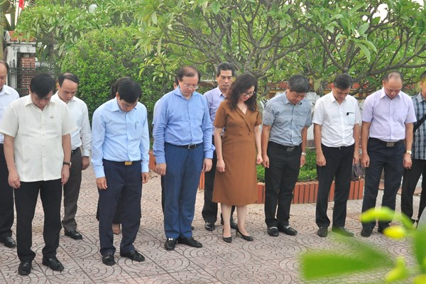 Bộ trưởng Nguyễn Ngọc Thiện viếng nghĩa trang liệt sĩ Đức Ninh, Quảng Bình - Anh 3