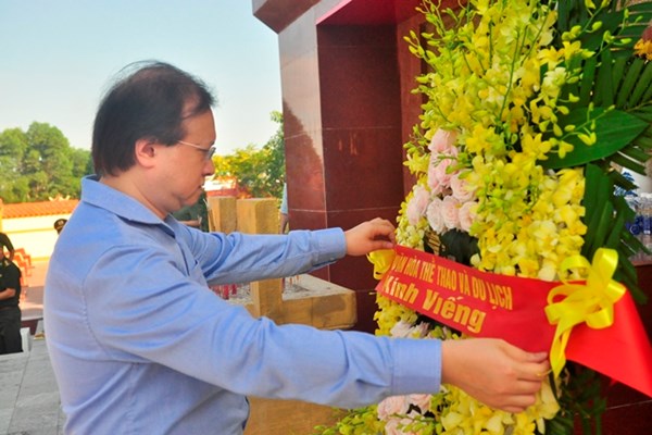 Đoàn công tác Bộ VHTTDL viếng nghĩa trang liệt sĩ tại Quảng Bình và Quảng Trị - Anh 2