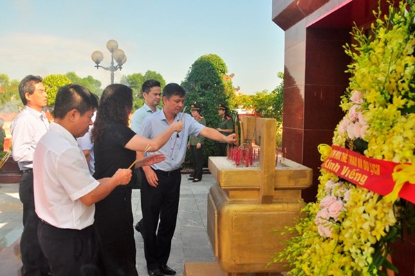 Đoàn công tác Bộ VHTTDL viếng nghĩa trang liệt sĩ tại Quảng Bình và Quảng Trị - Anh 5