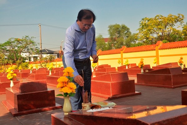 Đoàn công tác Bộ VHTTDL viếng nghĩa trang liệt sĩ tại Quảng Bình và Quảng Trị - Anh 4