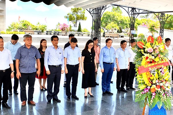 Đoàn công tác Bộ VHTTDL viếng nghĩa trang liệt sĩ tại Quảng Bình và Quảng Trị - Anh 9
