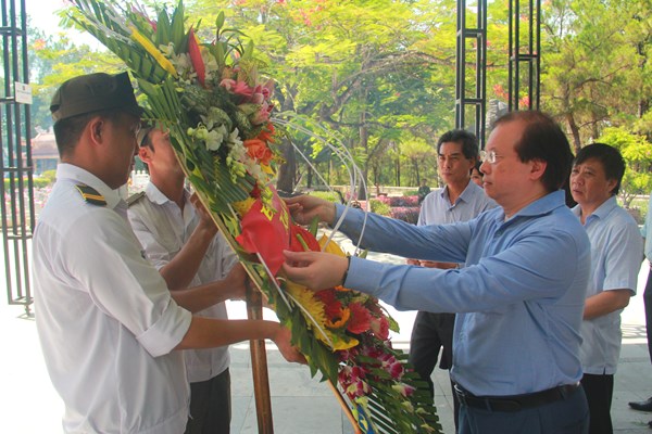 Đoàn công tác của Bộ VHTTDL dâng hương tri ân tại tỉnh Quảng Trị - Anh 5