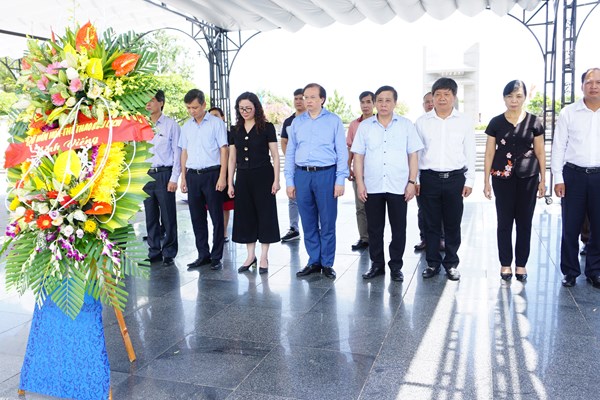 Đoàn công tác của Bộ VHTTDL dâng hương tri ân tại tỉnh Quảng Trị - Anh 2