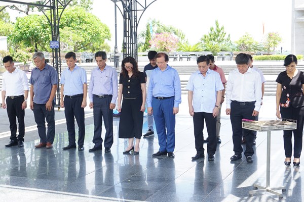 Đoàn công tác của Bộ VHTTDL dâng hương tri ân tại tỉnh Quảng Trị - Anh 12