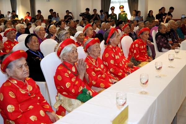 300 mẹ Việt Nam anh hùng vào Lăng viếng Bác - Anh 3
