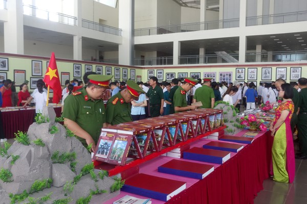 Trưng bày chuyên đề 90 năm truyền thống vẻ vang của Đảng bộ tỉnh Thanh Hóa - Anh 2