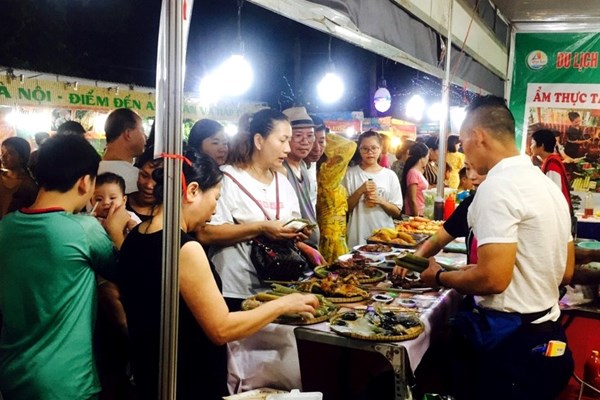 Liên hoan ẩm thực Quảng Ninh 2020 thu hút hàng chục nghìn người tham gia - Anh 3