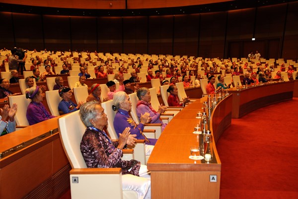 Chủ tịch Quốc hội gặp mặt 300 Mẹ Việt Nam anh hùng - Anh 1
