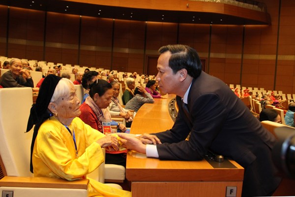 Chủ tịch Quốc hội gặp mặt 300 Mẹ Việt Nam anh hùng - Anh 5
